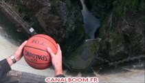 Ricochet avec un ballon de basket
