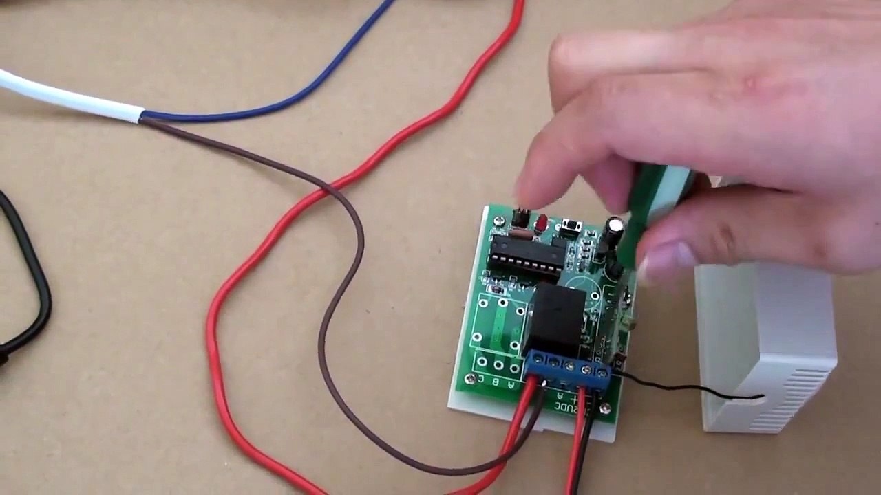 How to wire rf remote transmitter receiver to the 12v light? video