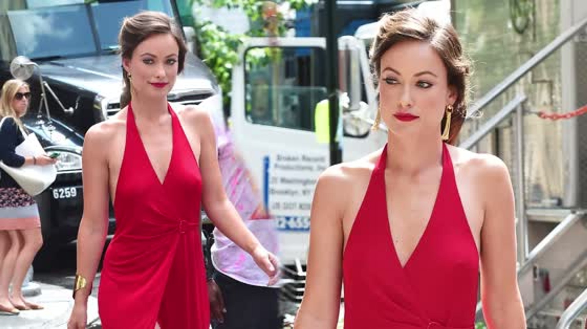 olivia wilde red dress Absolute red carpet royalty!  Olivia Wilde is a total showstopper in  this shimmering burgundy sequin halter gown. The combination of that bold  monochromatic plum smokey eye with a striking amber