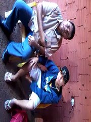 Pai coloca algemas no filho por causa das drogas