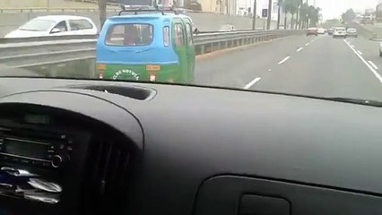 WhatsApp: ¿Qué hace este mototaxi en plena Vía Expresa? (VIDEO)