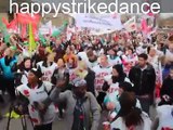 happy dance: 5.000 Streikende tanzen happy in Stuttgart (Pharrell Williams)