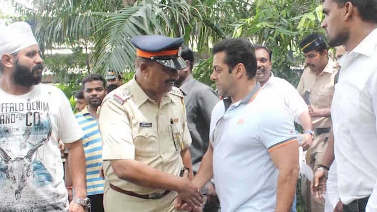 Salman Khan Attends FUNERAL Of His Family Friend