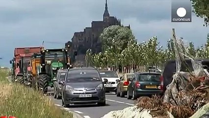 Ganaderos bloquean el noroeste de Francia para reclamar una subida de precios