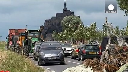 French farmers block cities in price protest