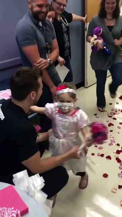 Une petite fille malade du cancer se marie avec son infirmier favoris! Trop mignon....