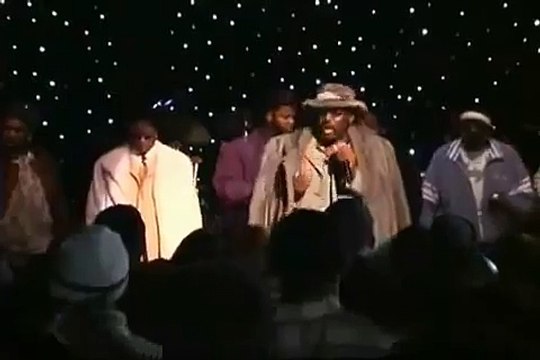 Un rappeur fait tomber son micro en plein concert mais pas de soucis quand on a le style!