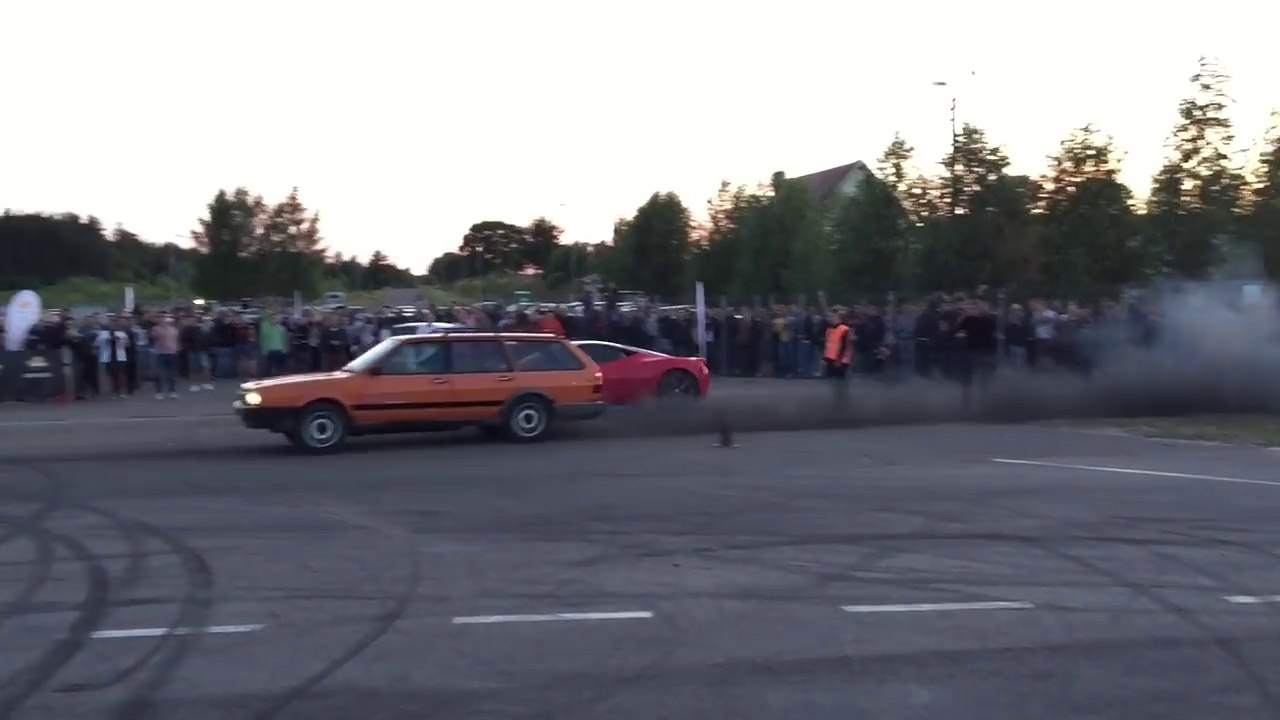 Old VW Passat Car beats Ferrari during drag race start