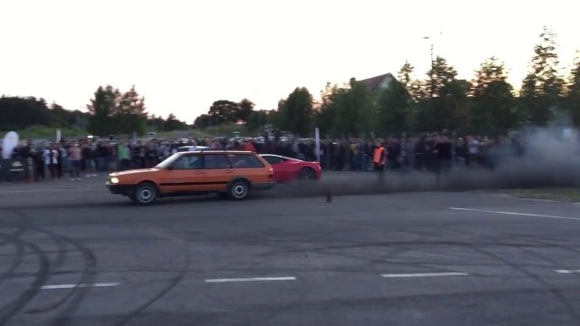 Old VW Passat Car beats Ferrari during drag race start
