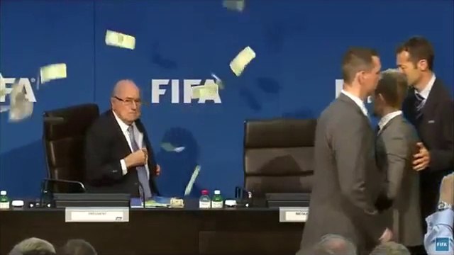 FIFA : Sepp Blatter arrosé de billets de banque !
