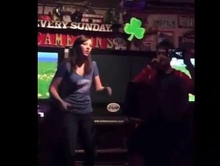 Daniel Radcliffe chante The real slim shady  d'Eminem dans un karaoké