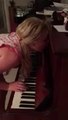 Sleepwalker girl plays Piano while sleeping!