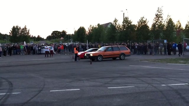 Ferrari 458 Italia VS Volkswagen Passat