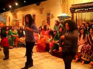 awsome dance by girls at pakistani mehndi