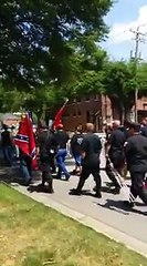 Il s'incruste dans une marche du Ku Klux Klan pour les ridiculiser !