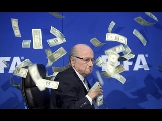 Irrumpen en la rueda de prensa de Blatter y le lanzan billetes falsos