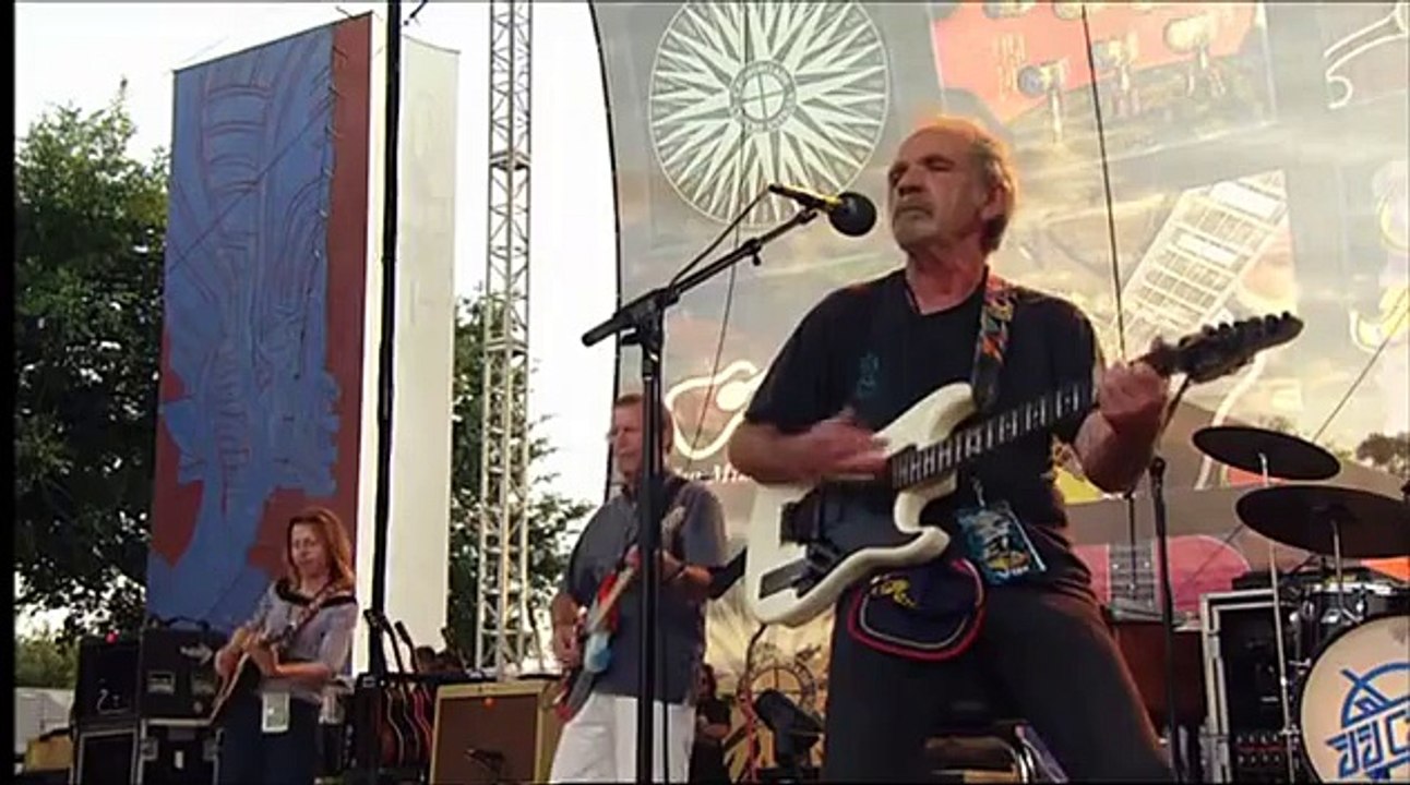 J.J. Cale/ Eric Clapton - Call Me The Breeze Live From Crossrods Guitar Festival 2004