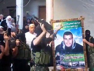 في ما يلي ليس مشهد من باب الحارة  بل هو مشهد حقيقي في منزل شهيد لكتائب القسام كلام يقشعر البدن