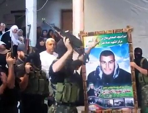 في ما يلي ليس مشهد من باب الحارة بل هو مشهد حقيقي في منزل شهيد لكتائب القسام كلام يقشعر البدن