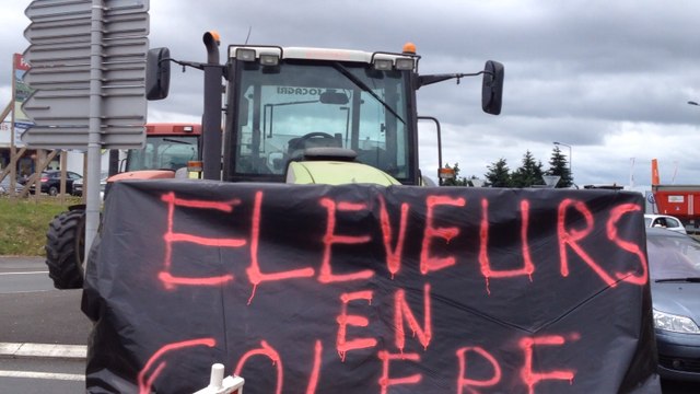 Les agriculteurs bloquent le rond point de l'Hyper U