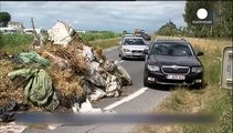 Francia: contadini strangolati da prezzi bassi bloccano le autostrade