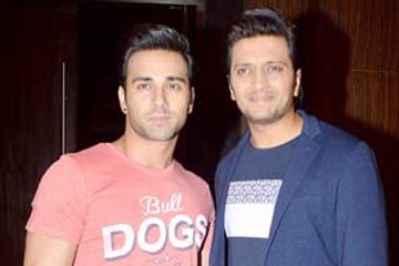 Riteish and Pulkit caught accepting bribe in front of camera
