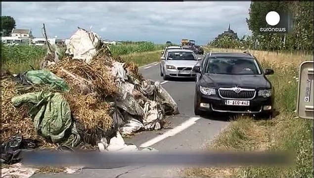 Фермеры Франции, протестуя, мешают туристам