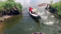 Mira cómo estos peces saltan sobre un señor a bordo de un bote