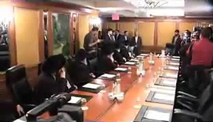 Ahmadinejad Greeted by Anti Zionist Jews in New York
