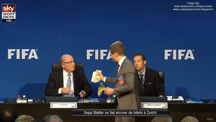 Sepp Blatter se fait arroser de billets à Zurich