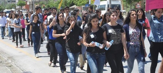 Suruç'ta katledilen öğretmenleri için yürüdüler