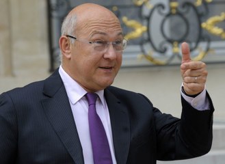 Michel Sapin se casse le bras dans une station-service - ZAPPING ACTU DU 21/07/2015