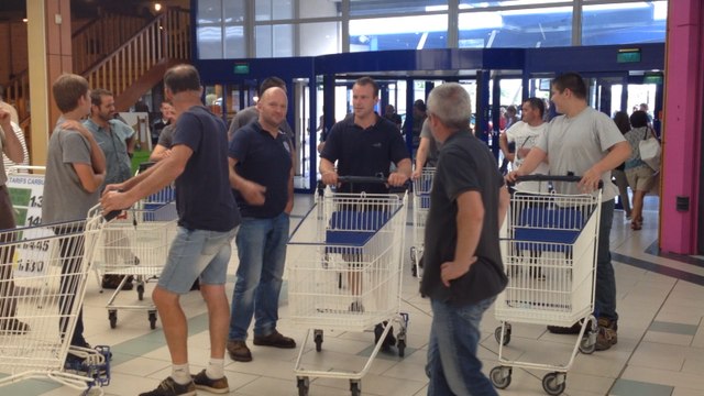 Les agriculteurs vident les rayons du Leclerc de Saint-Malo