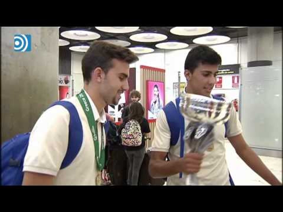 Los campeones Sub-19 ya están en España con la copa de campeones