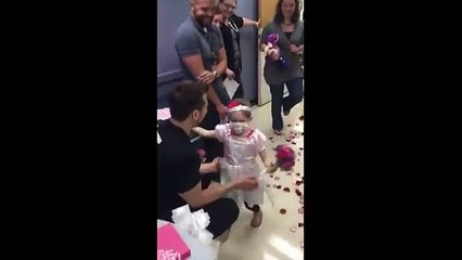 Tierno gesto de un enfermero al 'casarse' con una niña de cuatro años