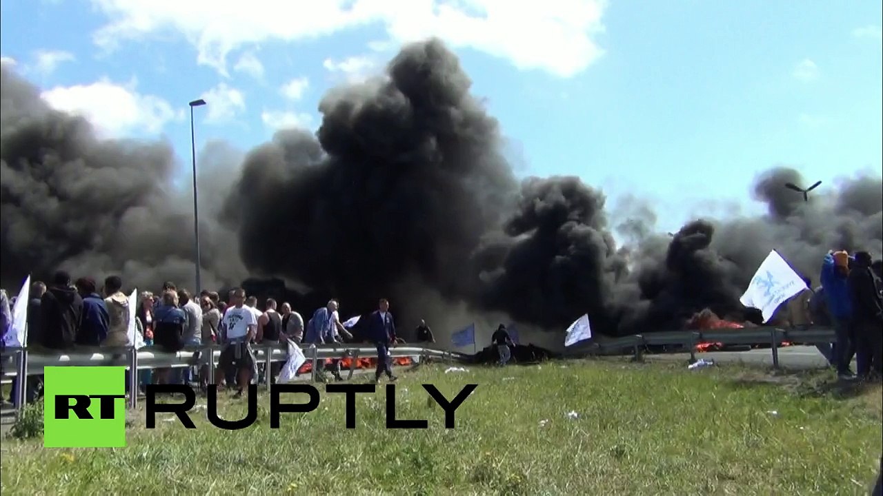 Apocalypse à Calais : les marins de MyFerryLink brûlent des pneus