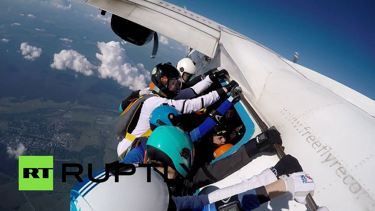 De toutes les couleurs : 11 femmes russes établissent un record de parachutisme