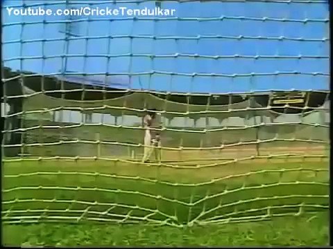 WASIM AKRAM Gives a Gift To Sachin Tendulkar