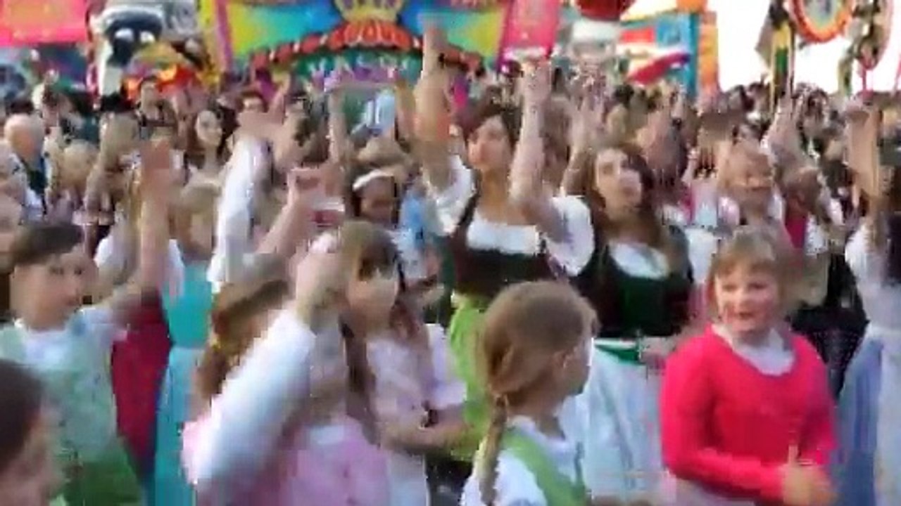 1. Dirndl und Lederhosen Flashmob