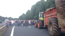 Les agriculteurs bloquent le pont routier