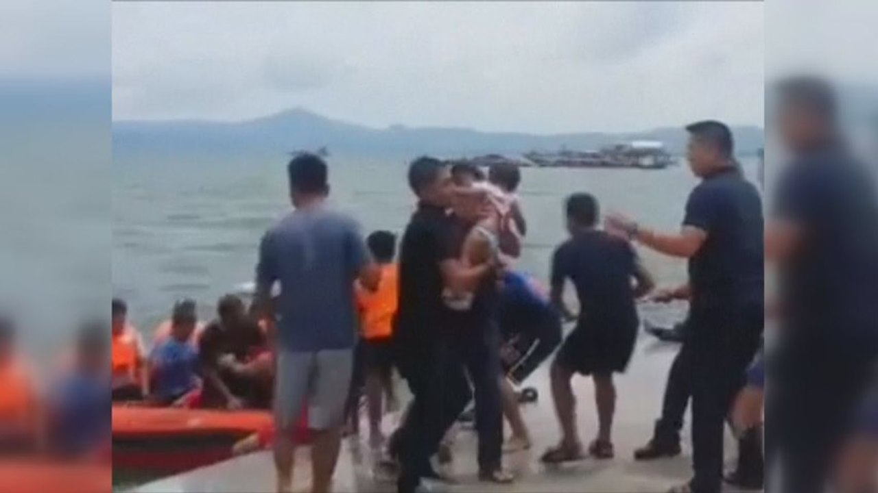 Najmenej 36 ľudí zahynulo pri potopení trajektu na Filipínach