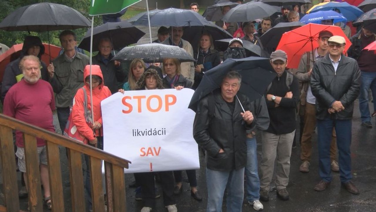 V areáli SAV protestovalo viac ako sto jej zamestnancov