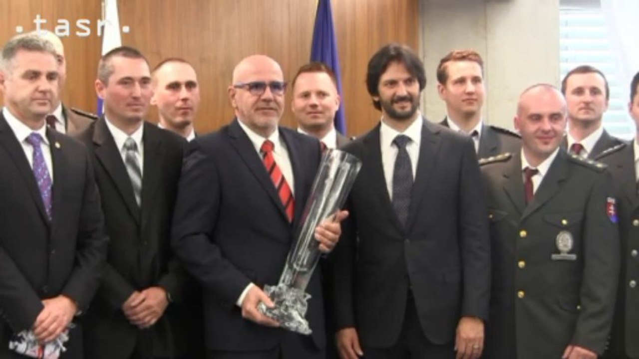 Kaliňák ocenil policajtov za zisk majstrovského titulu na MS v hokeji policajtov