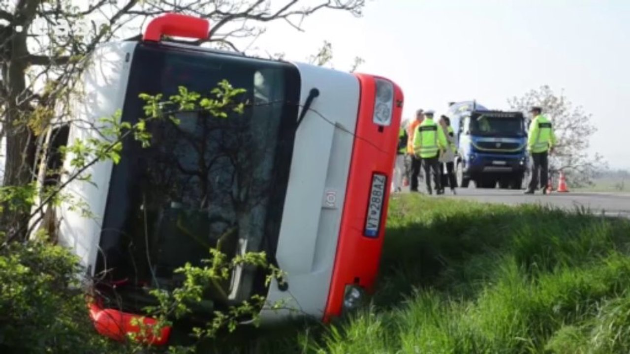 Autobus v Trnávke zišiel z cesty a vyvrátil sa v priekope