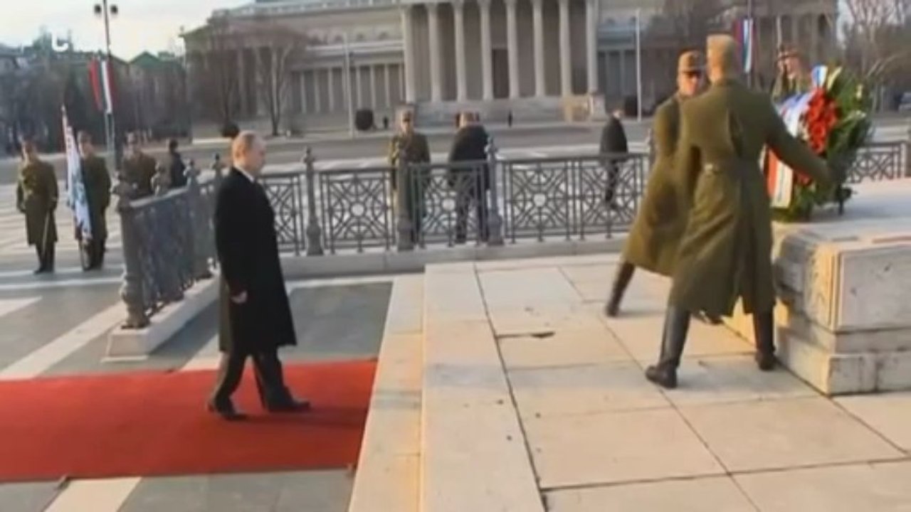 BUDAPEŠŤ: Putin položil veniec na Námestí Hrdinov