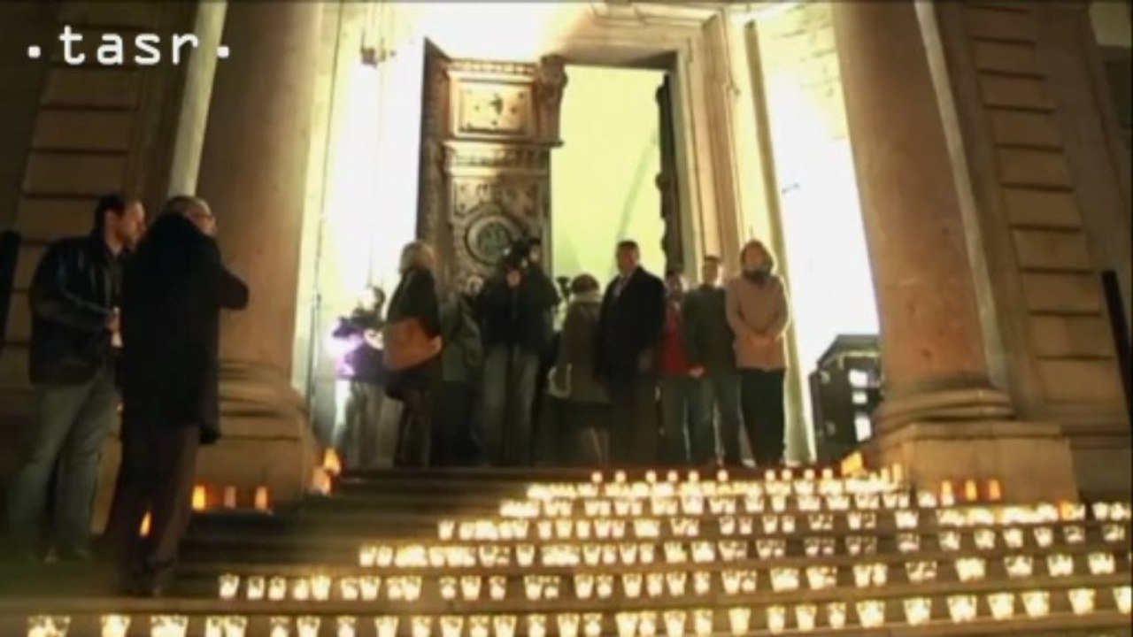 Viac ako 150 tisíc ľudí sa zhromaždilo vo Francúzsku, aby si uctili pamiatku obetí útoku