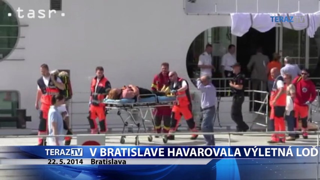 Výletná loď narazila do piliera Starého mosta, sedem ľudí sa zranilo