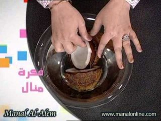 انقعي جوز الهند في الماء نصف ساعة لسهولة نزعه عن القشرة