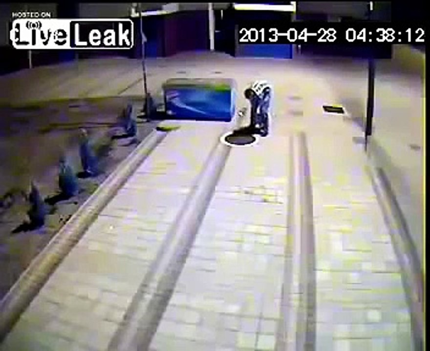 Köpeği Kanalizasyona Atan İnsan. İnsan Demek ne Derece Doğru Karar Sizin