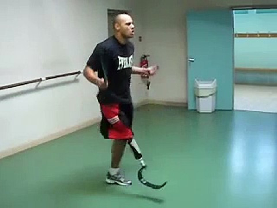 BOXEUR AMPUTE CORDE A SAUTER            JUMPING ROPE AMPUTE BOXER WORKOUT